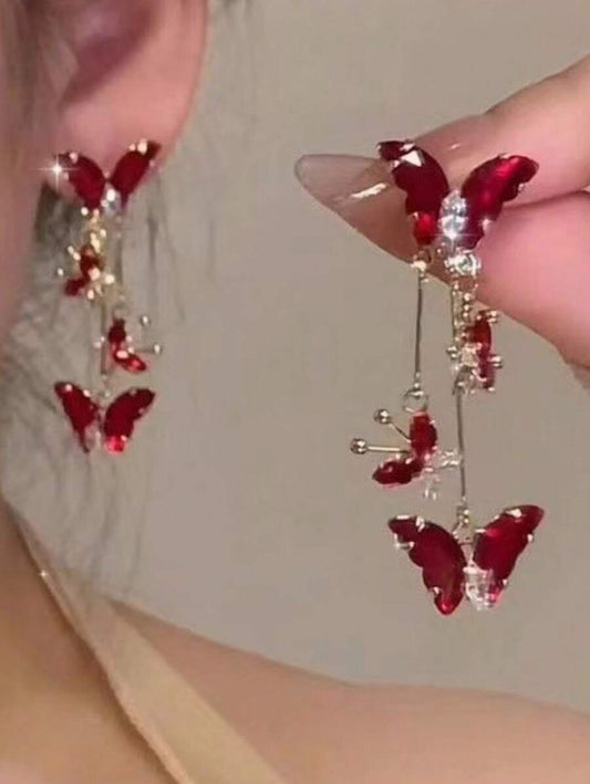 SHEIN زوج أقراط فراشة شراشيب باللون الأحمر الفخم