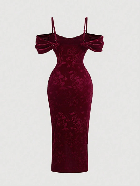 SHEIN MOD فستان طويل مخملي مزخرف باللون العنابي