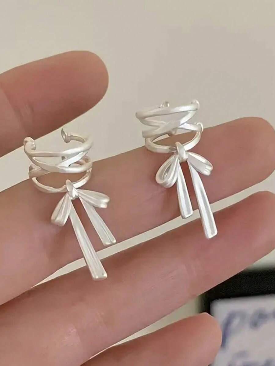 SHEIN زوج من الأقراط الأنيقة بتصميم الفراشة