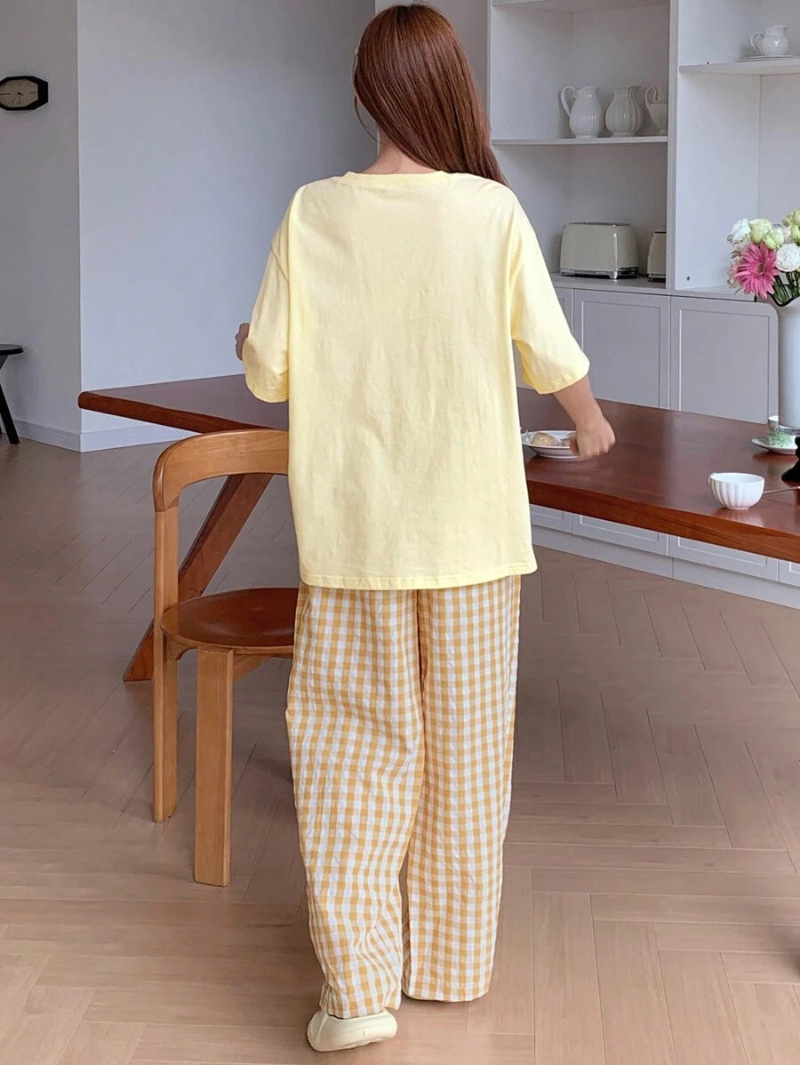 SHEIN DAZY طقم بيجامة توب بأكمام قصيرة وياقة دائرية بسيطة مع بنطلون مرقع