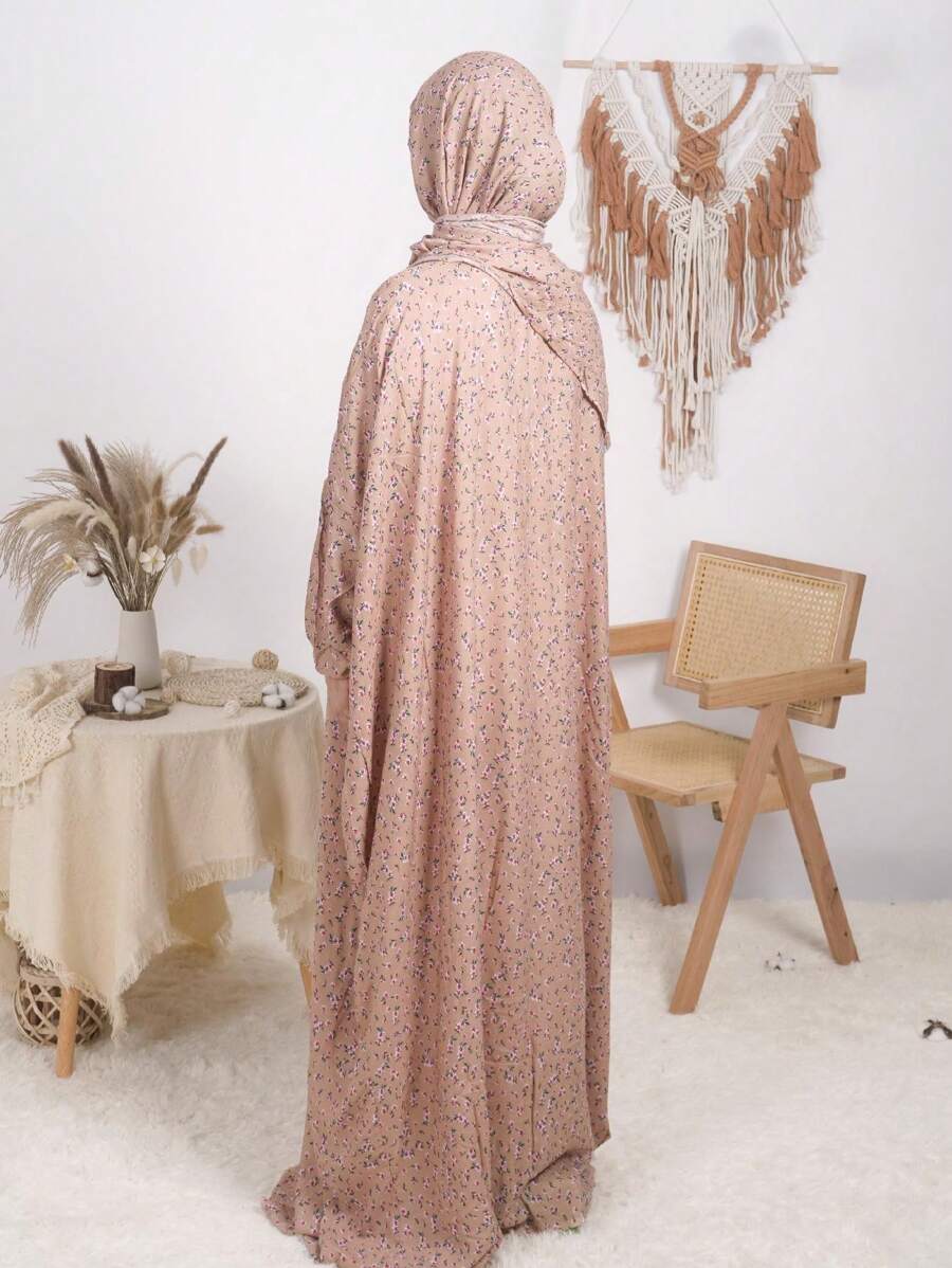 SHEIN أسدال صلاة طويل مزين بنقوش زهور صغيرة مع طرحة بلون بني فاتح