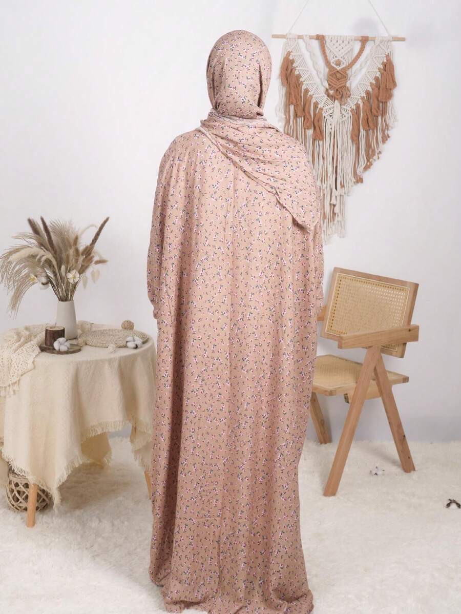 SHEIN أسدال صلاة طويل مزين بنقوش زهور صغيرة مع طرحة بلون بني فاتح