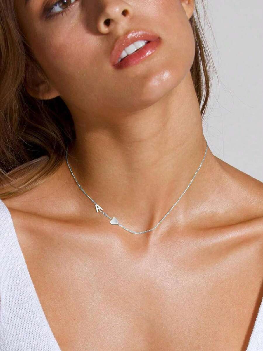 SHEIN Tsnamer قلادة بشكل قلب بحرف مائل
