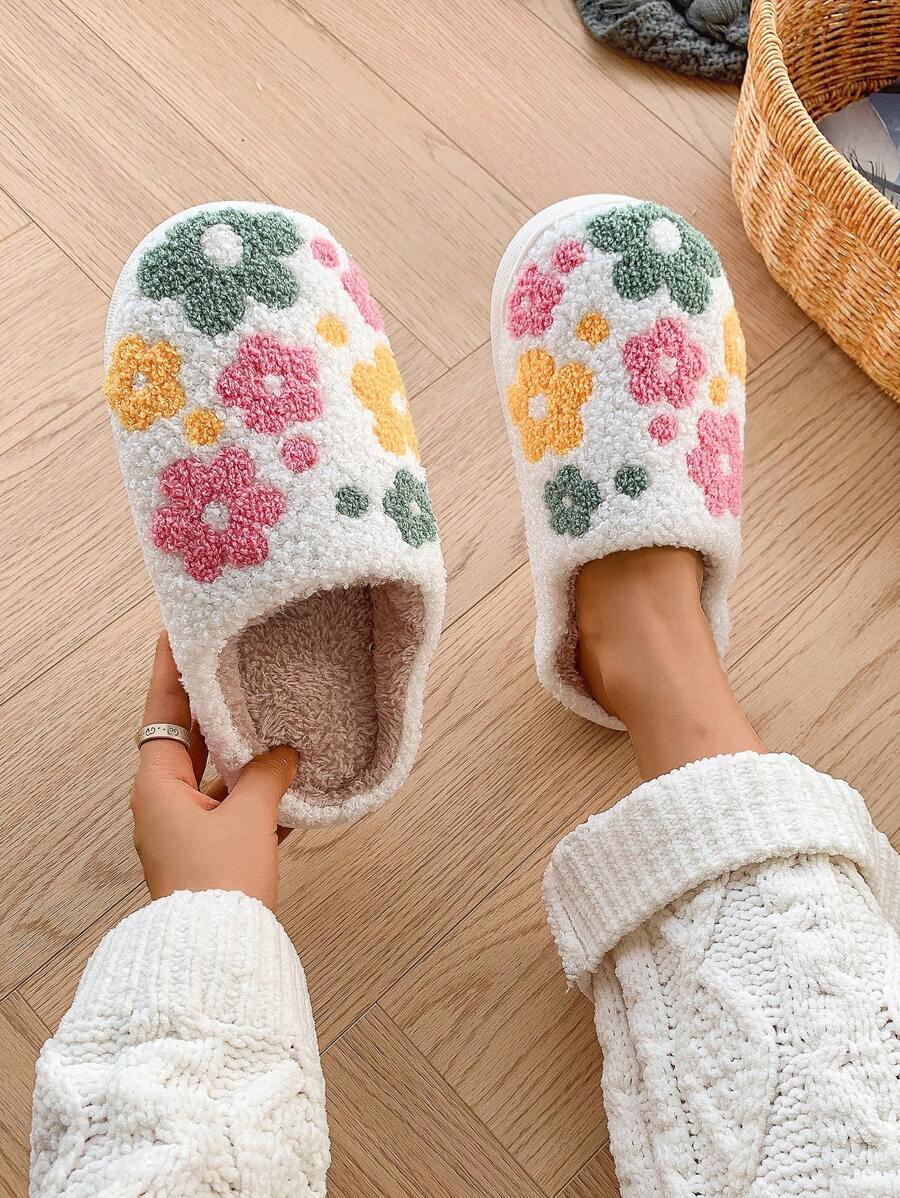 SHEIN شبشب منزلي ناعم ودافئ بنمط زهري