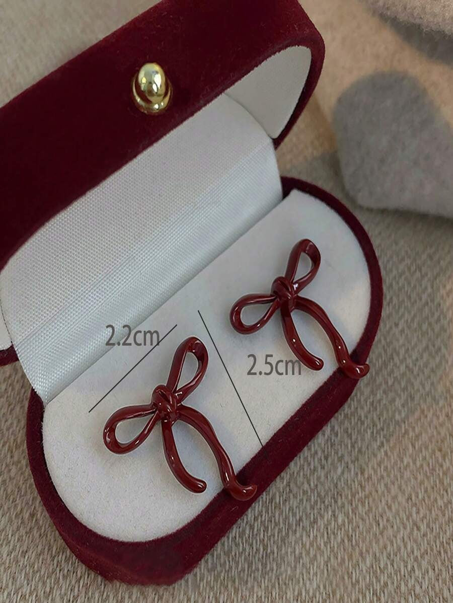 SHEIN أقراط دبوس بلون عنابي بتصميم عقدة الفراشة