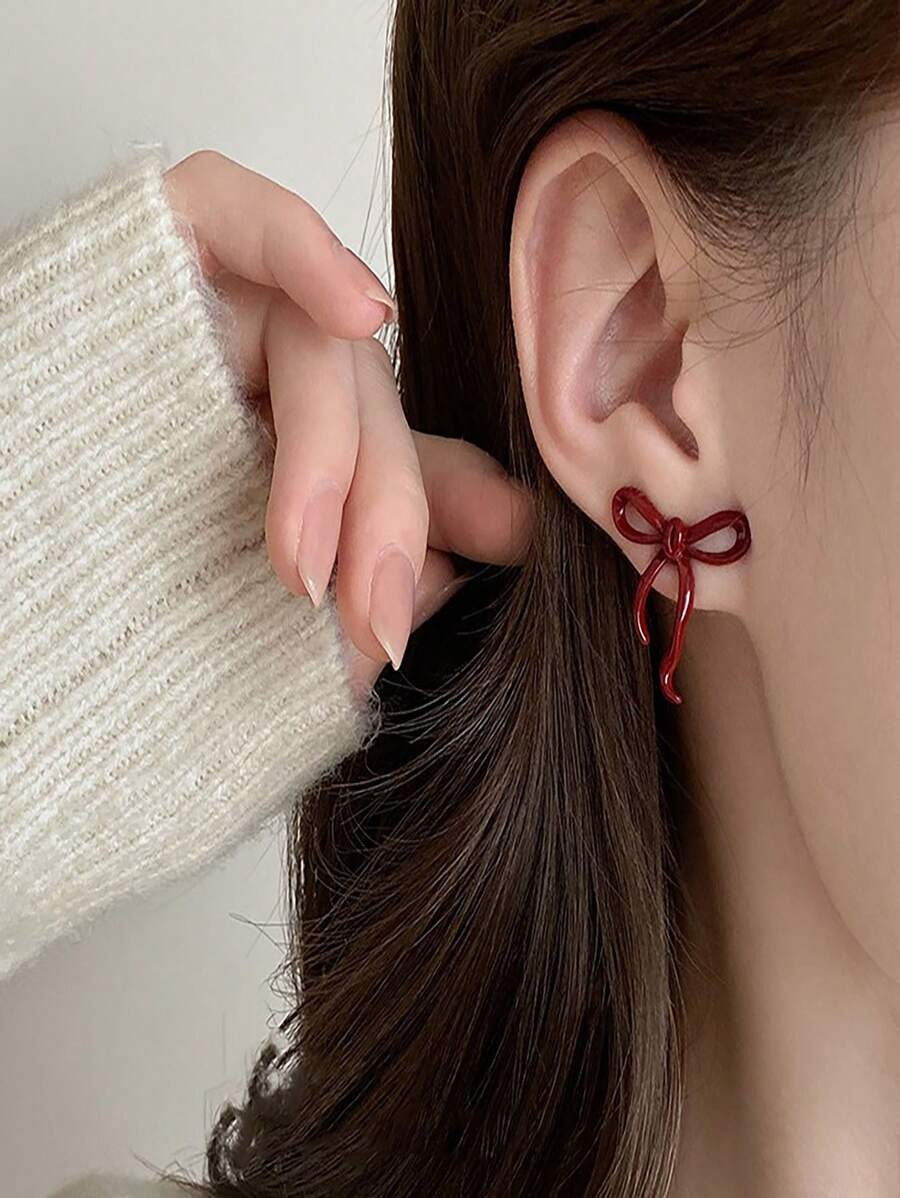 SHEIN أقراط دبوس بلون عنابي بتصميم عقدة الفراشة