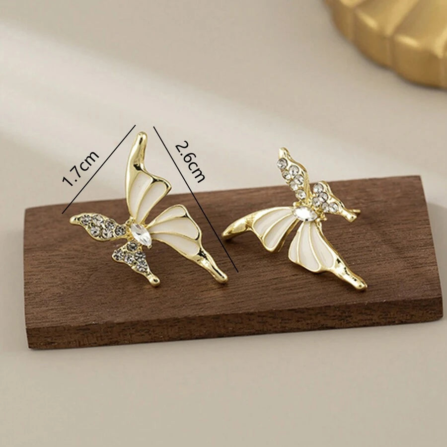 SHEIN زوج أقراط ذهبية على شكل فراشة