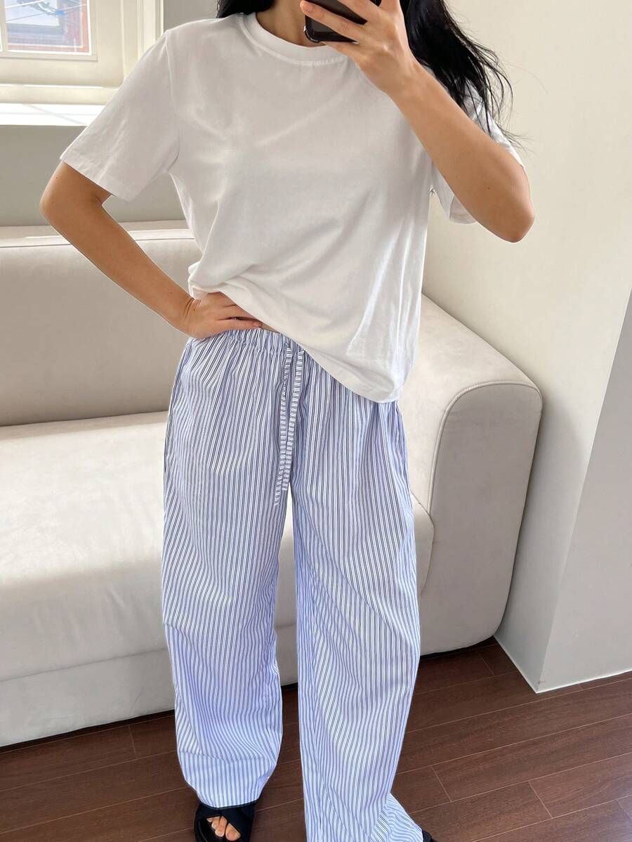 SHEIN DAZY طقم بيجامة تي شيرت وبنطال مخطط