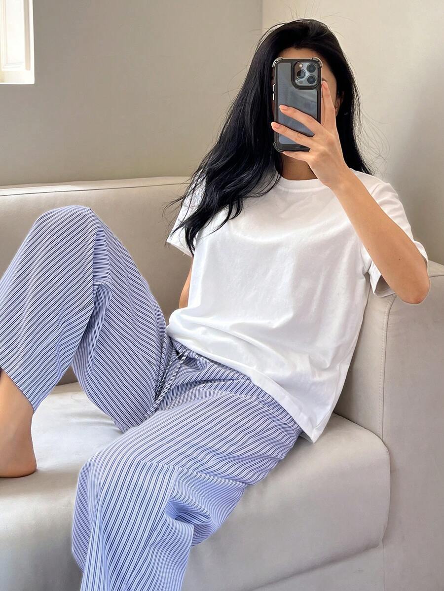 SHEIN DAZY طقم بيجامة تي شيرت وبنطال مخطط