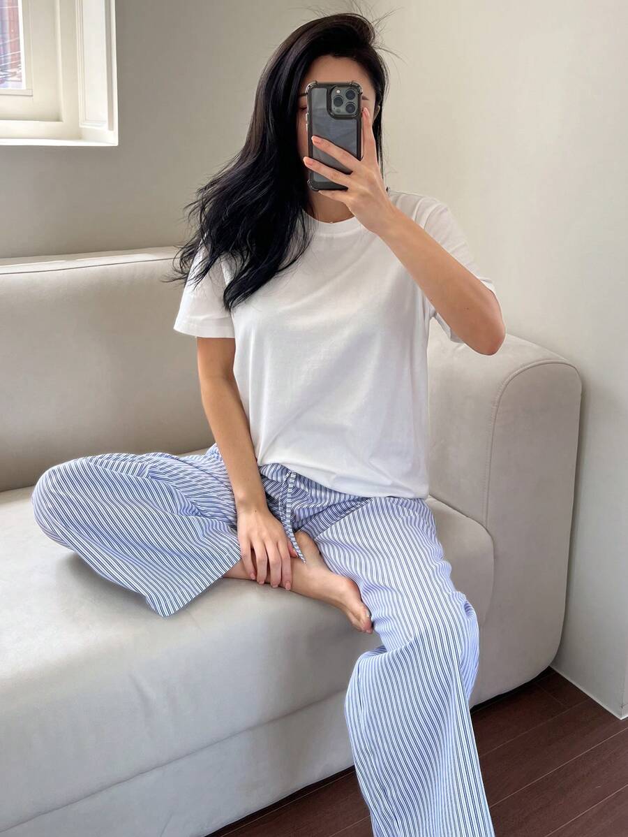 SHEIN DAZY طقم بيجامة تي شيرت وبنطال مخطط