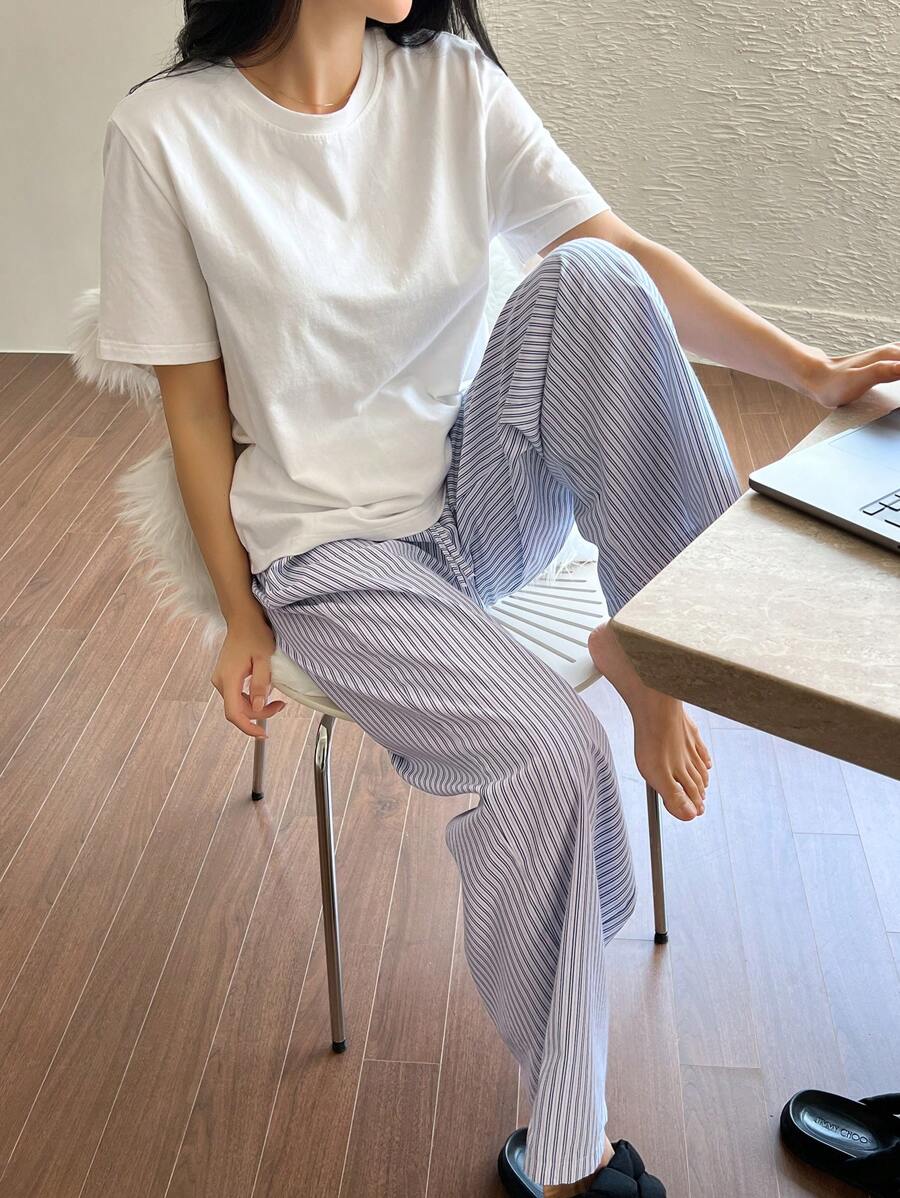 SHEIN DAZY طقم بيجامة تي شيرت وبنطال مخطط