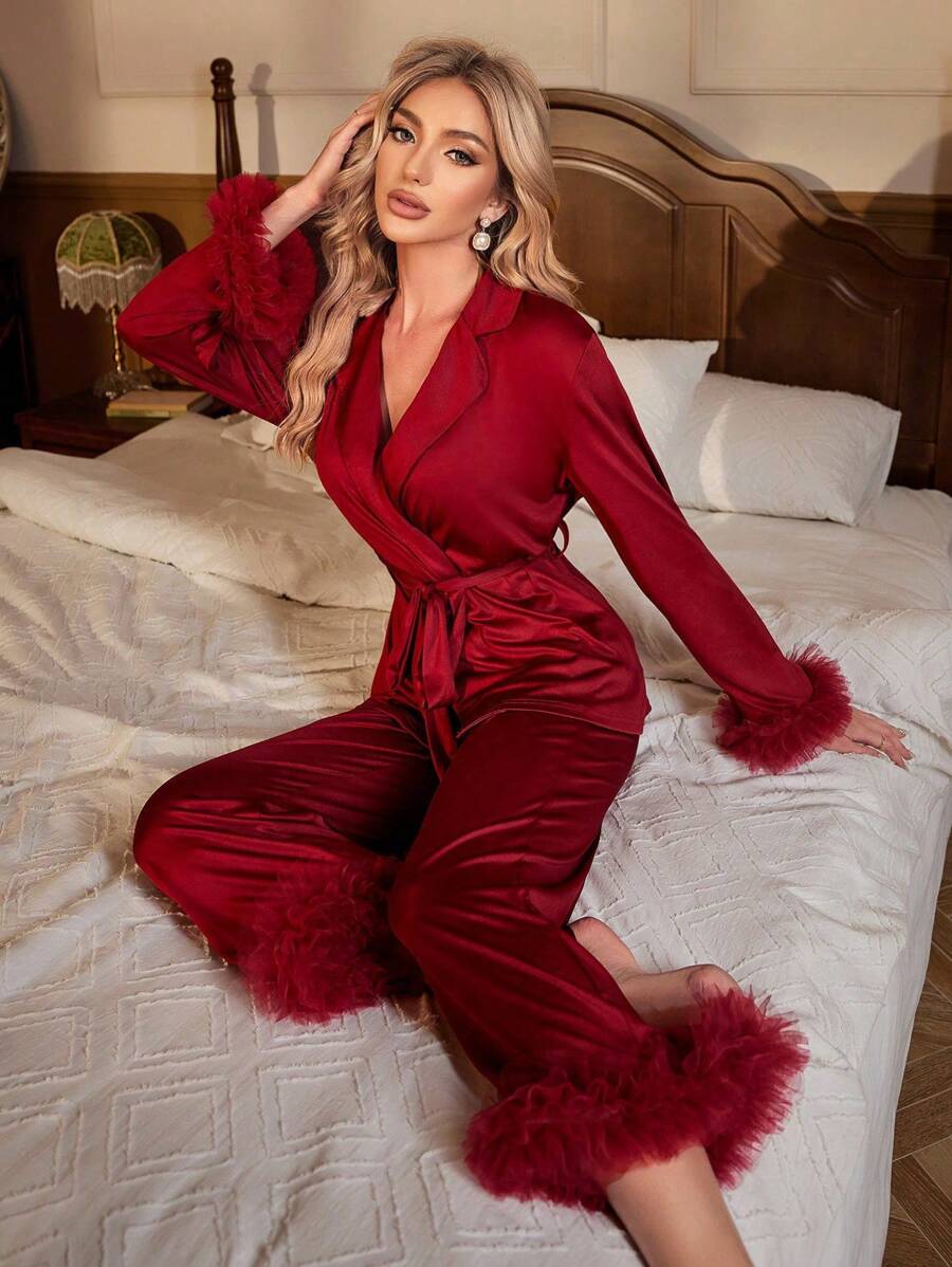 SHEIN Crystal Vow طقم بيجامة من الساتان بحافة فرو وحزام مريح وأنيق