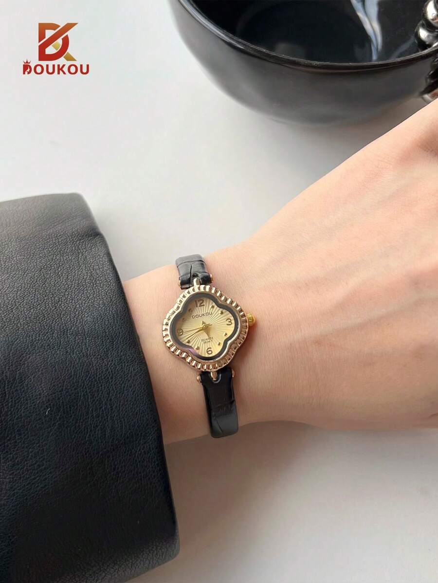 SHEIN DOUKOU ساعة نسائية عصرية بحزام بسيط وزخرفة برسيم رباعي الحظ