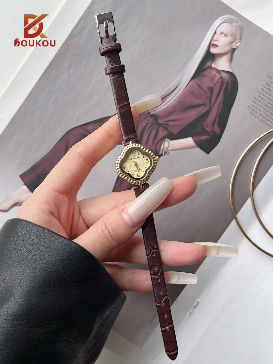 SHEIN DOUKOU ساعة نسائية عصرية بحزام بسيط وزخرفة برسيم رباعي الحظ