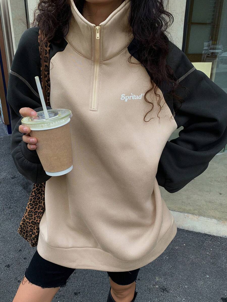 SHEIN DAZY بلوزة بياقة عالية مطبوعة بحرف وأكمام طويلة