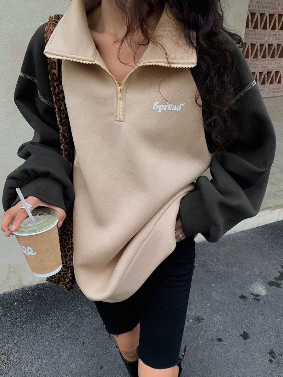 SHEIN DAZY بلوزة بياقة عالية مطبوعة بحرف وأكمام طويلة