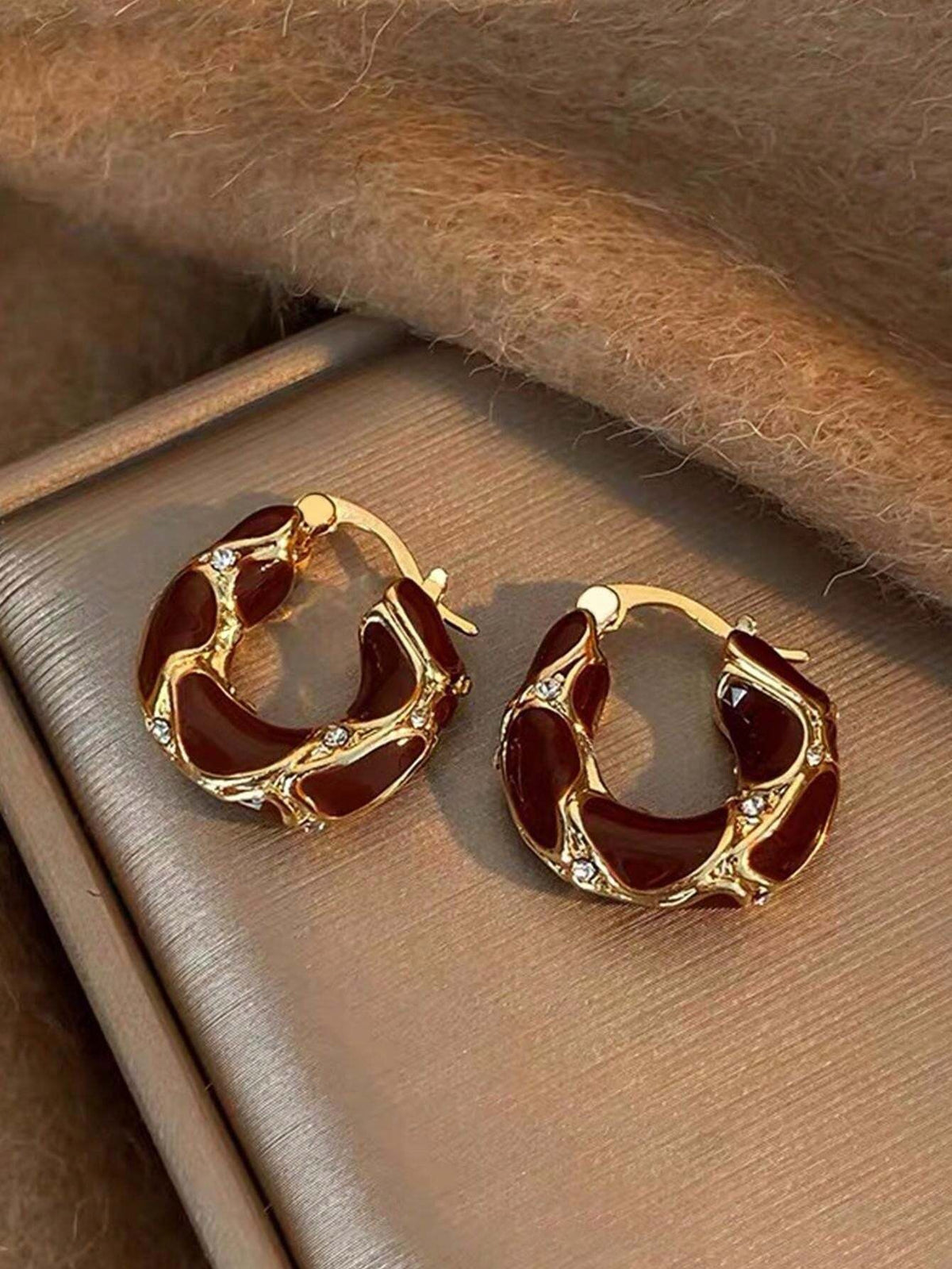 SHEIN  أقراط مع تصميم دائري