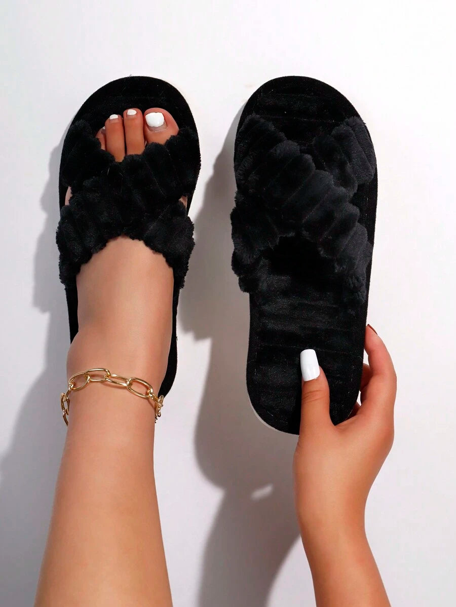 SHEIN شبشب نسائي فرو أسود ناعم ومريح