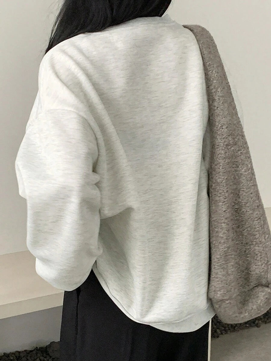 SHEIN DAZY بلوزة رياضية رمادية بياقة مستديرة مطرزة بأحرف