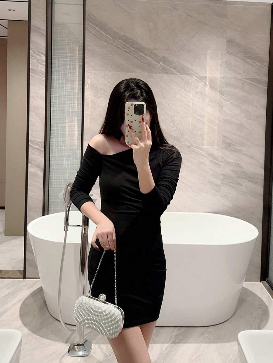 SHEIN حقيبة سهرة لؤلؤية بيضاء مع سلسلة