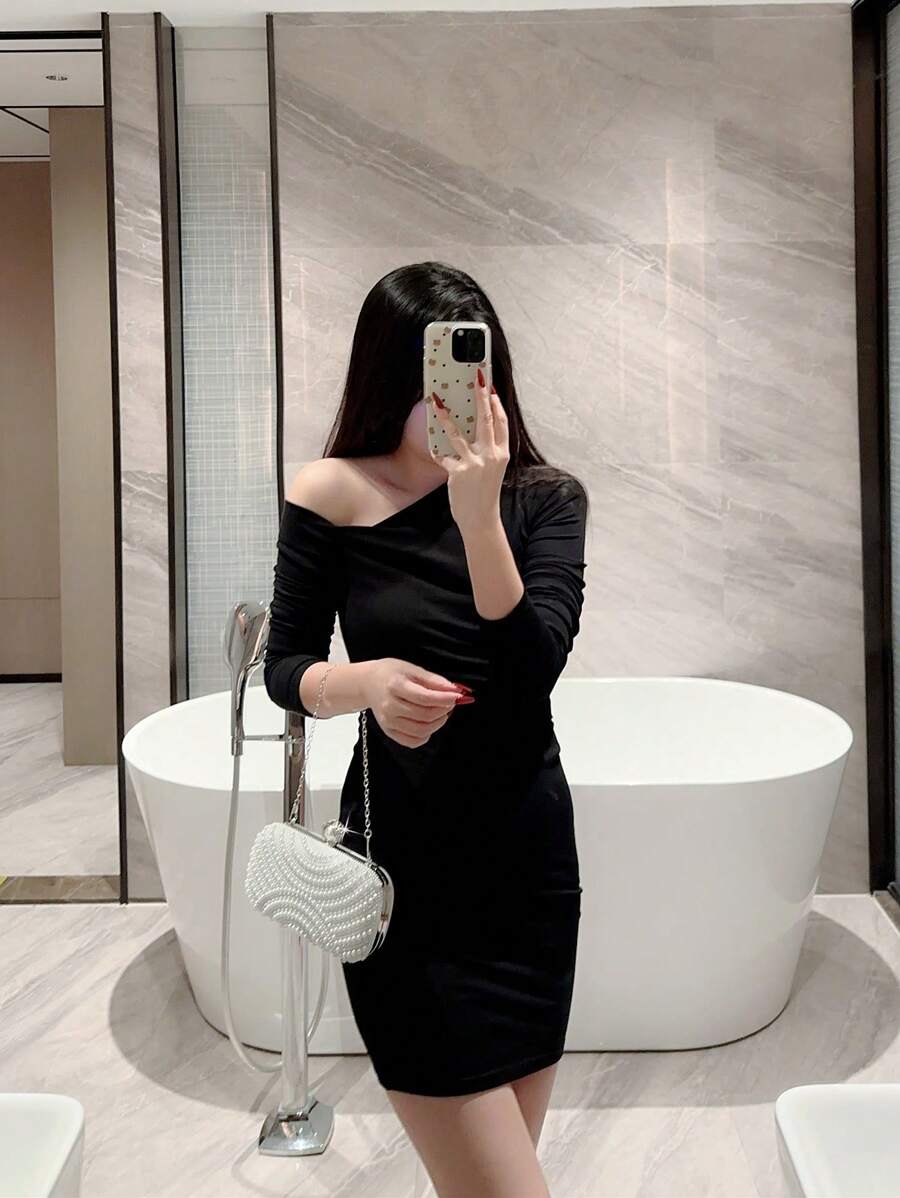 SHEIN حقيبة سهرة لؤلؤية بيضاء مع سلسلة