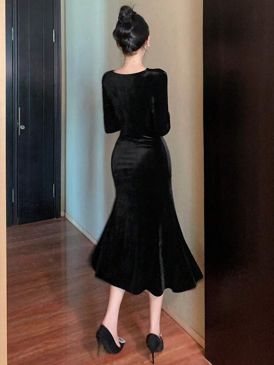 SHEIN DAZY فستان أسود طويل بأكمام طويلة من القطيفة