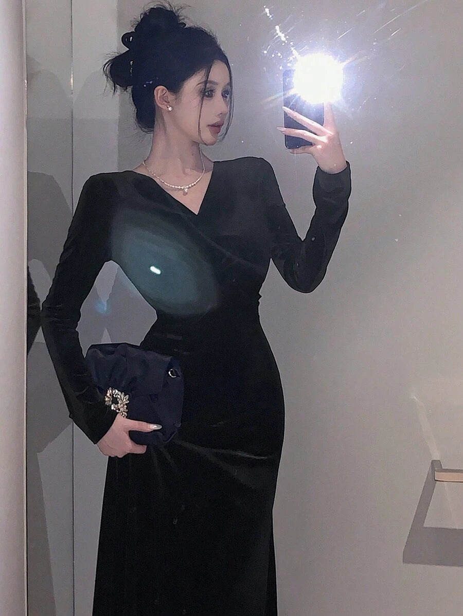 SHEIN DAZY فستان أسود طويل بأكمام طويلة من القطيفة