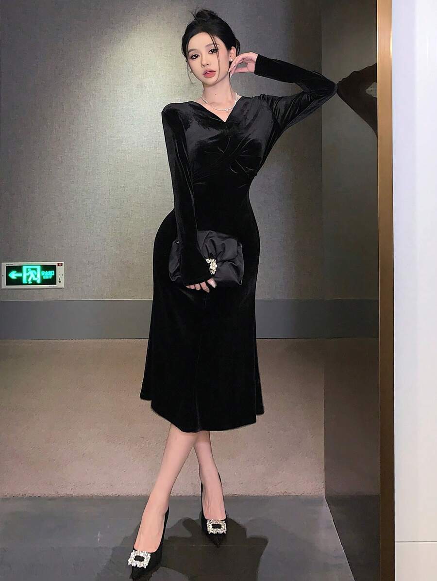 SHEIN DAZY فستان أسود طويل بأكمام طويلة من القطيفة