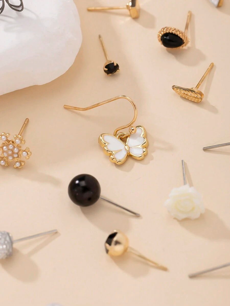 SHEIN طقم 30 زوج أقراط سوداء بشكل قلب وفراشة مزينة بالخرز