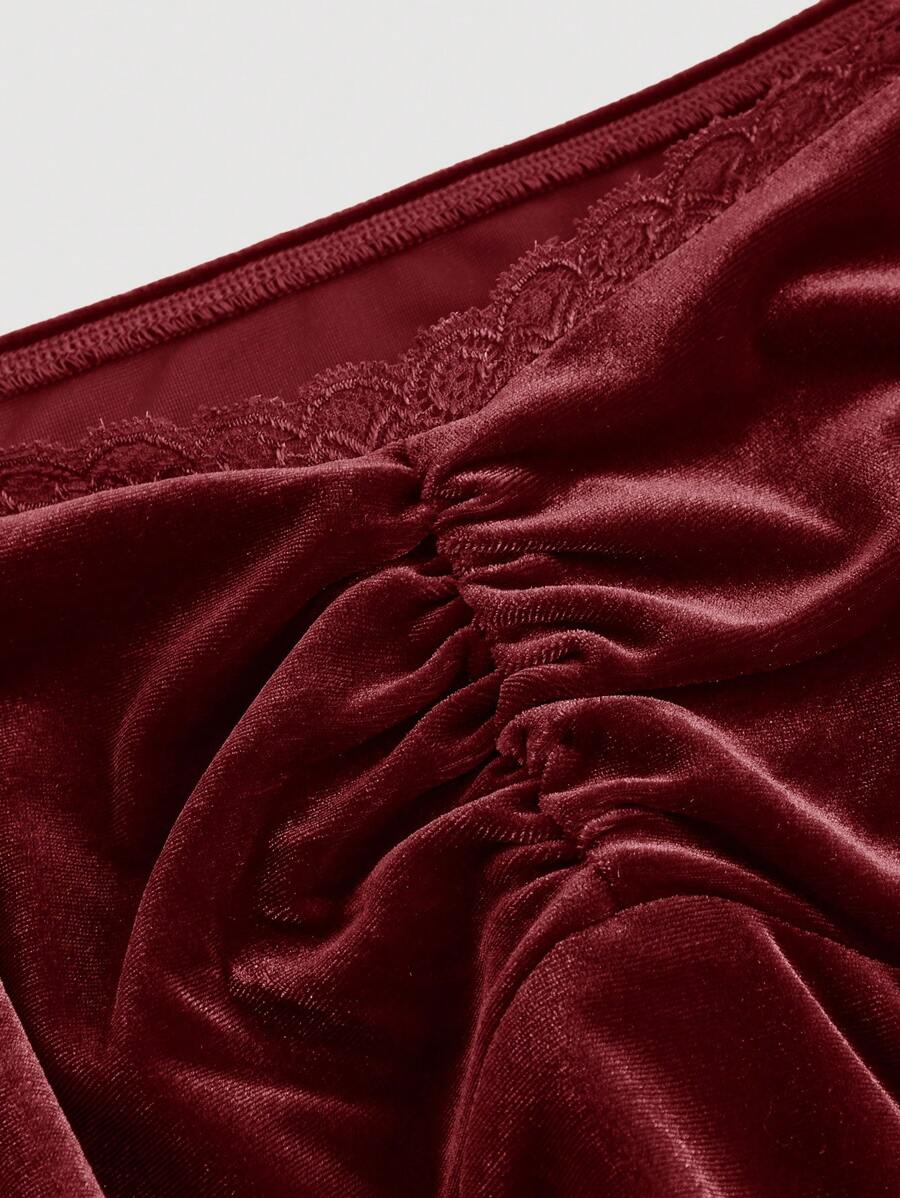 SHEIN MOD فستان مخملي عنابي بياقة قلب وأكمام متوهجة للمقاسات الكبيرة