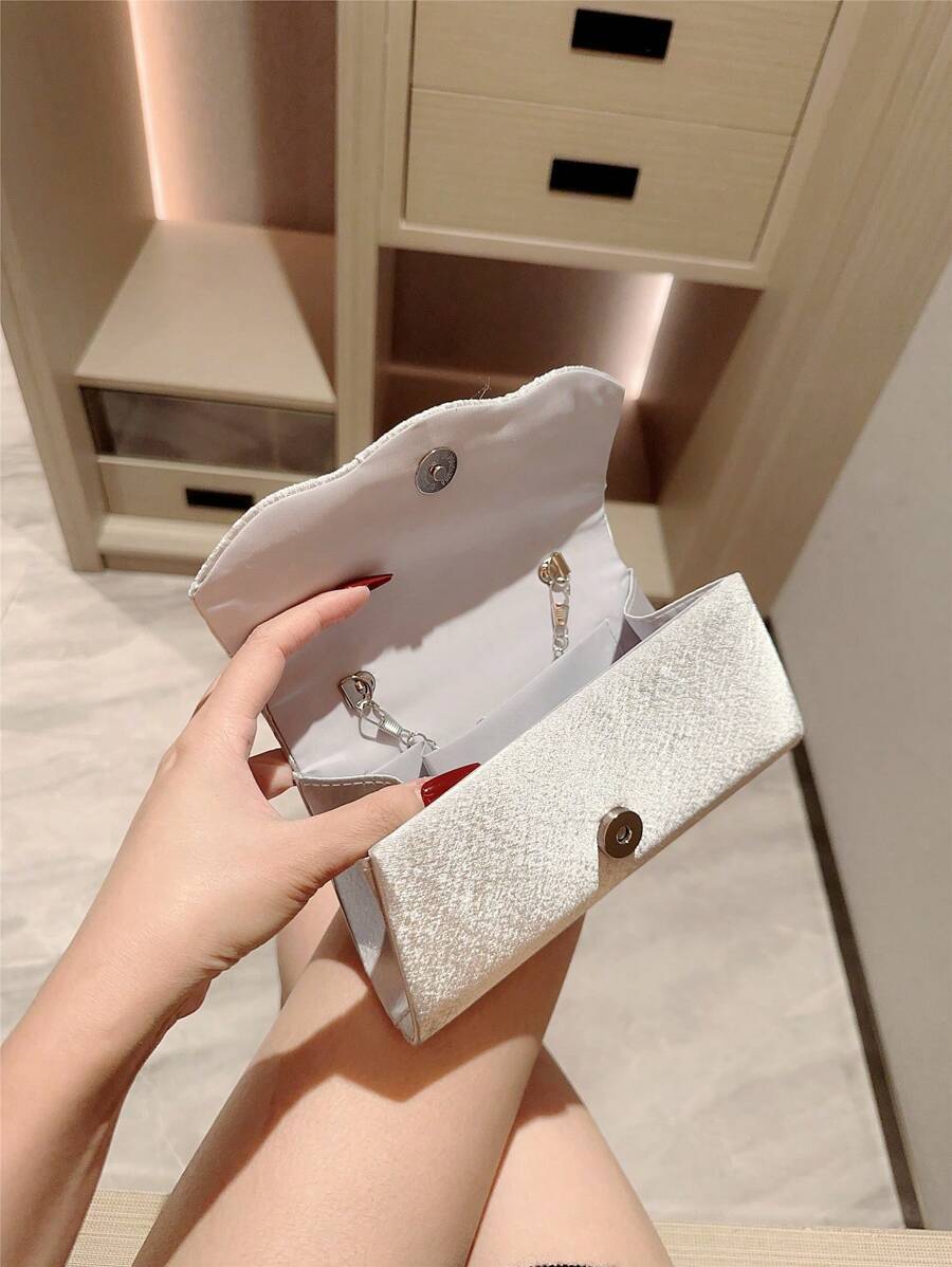 SHEIN حقيبة سهرة ساتان بيضاء مطوي مع سلسلة