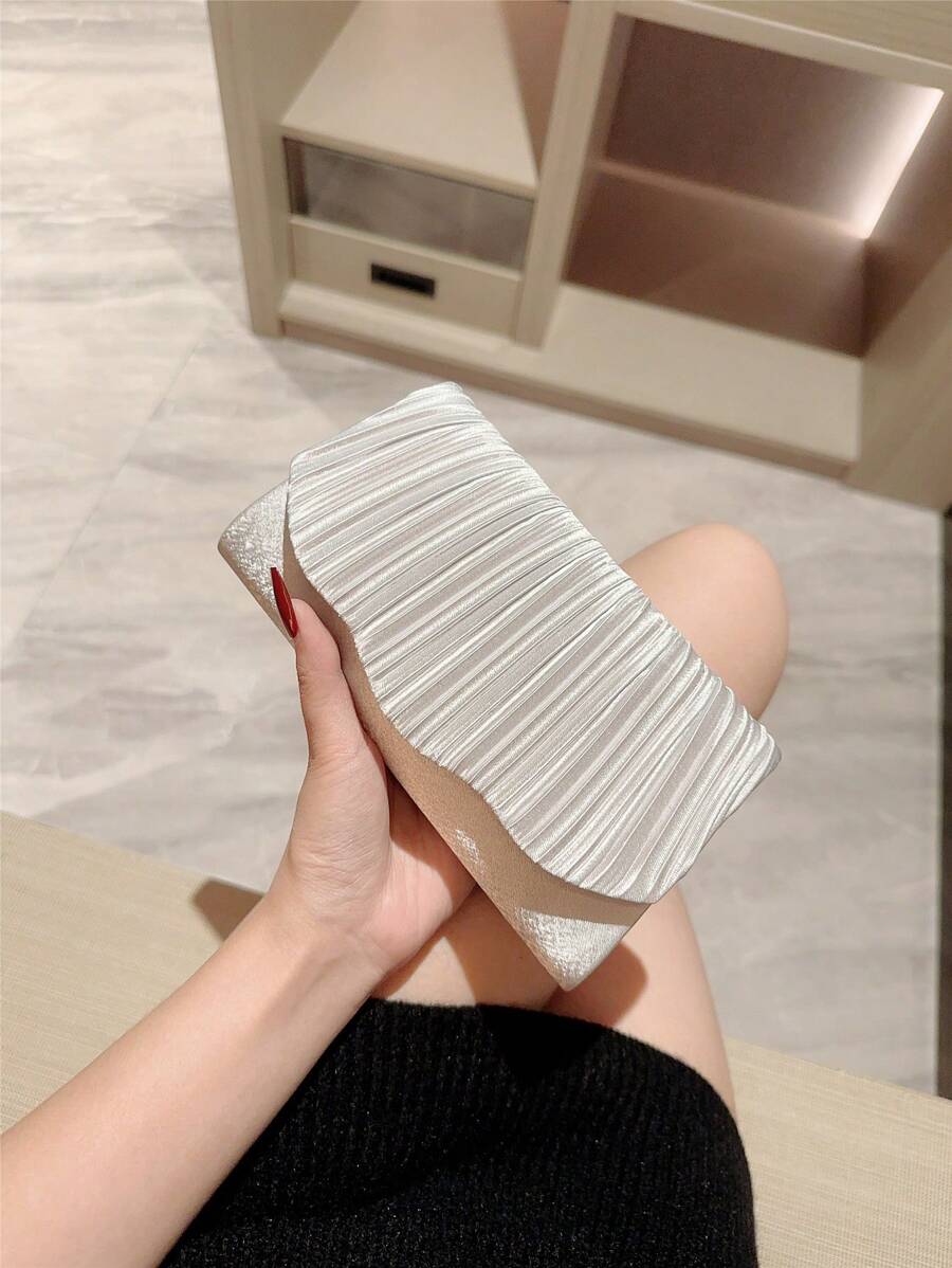 SHEIN حقيبة سهرة ساتان بيضاء مطوي مع سلسلة