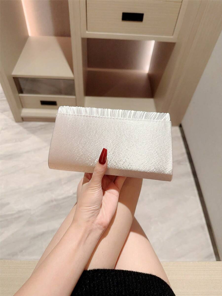 SHEIN حقيبة سهرة ساتان بيضاء مطوي مع سلسلة