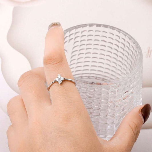 SHEIN Livesso خاتم مطلي ذهب 18 قيراط بتصميم البرسيم بحجر زركونيا