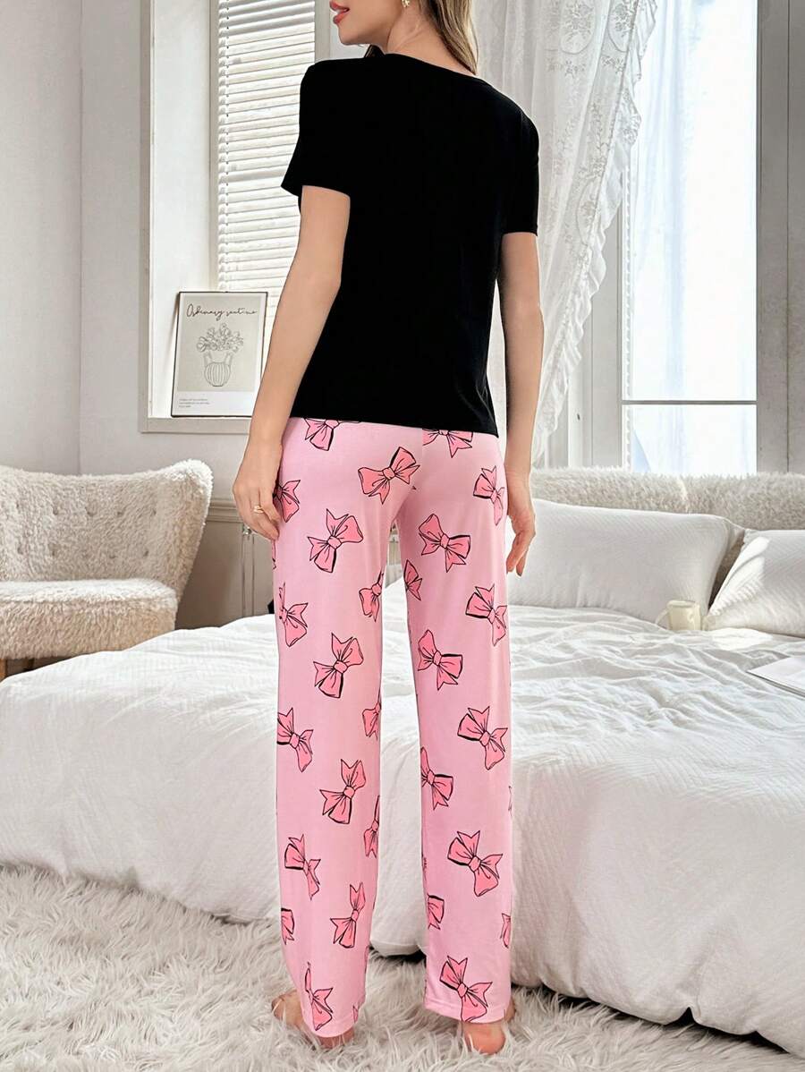 SHEIN طقم بيجامة بأكمام قصيرة بطباعة فيونكة وبنطلون طويل