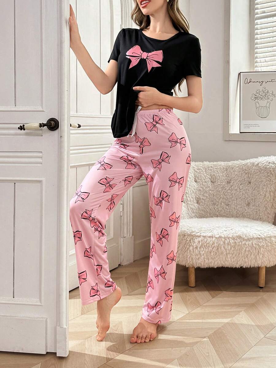 SHEIN طقم بيجامة بأكمام قصيرة بطباعة فيونكة وبنطلون طويل