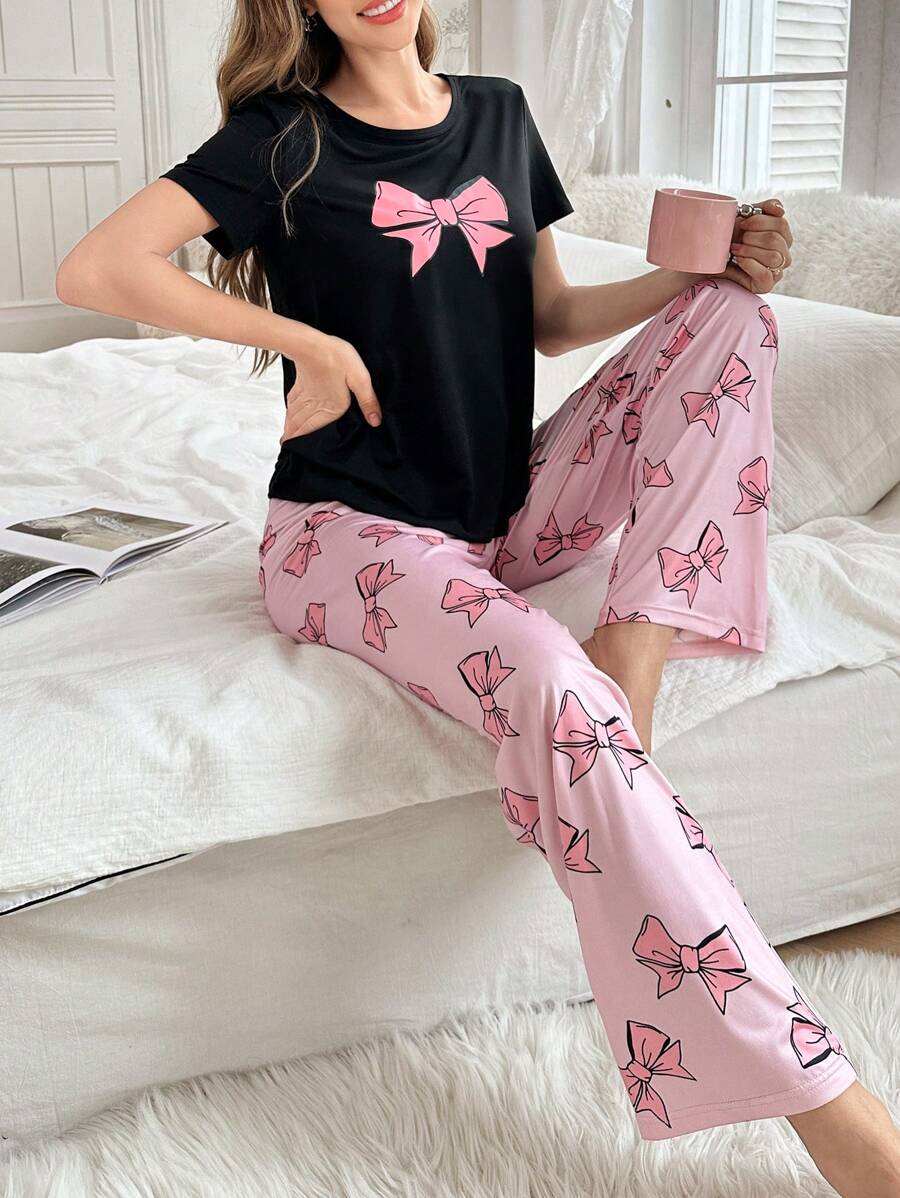 SHEIN طقم بيجامة بأكمام قصيرة بطباعة فيونكة وبنطلون طويل