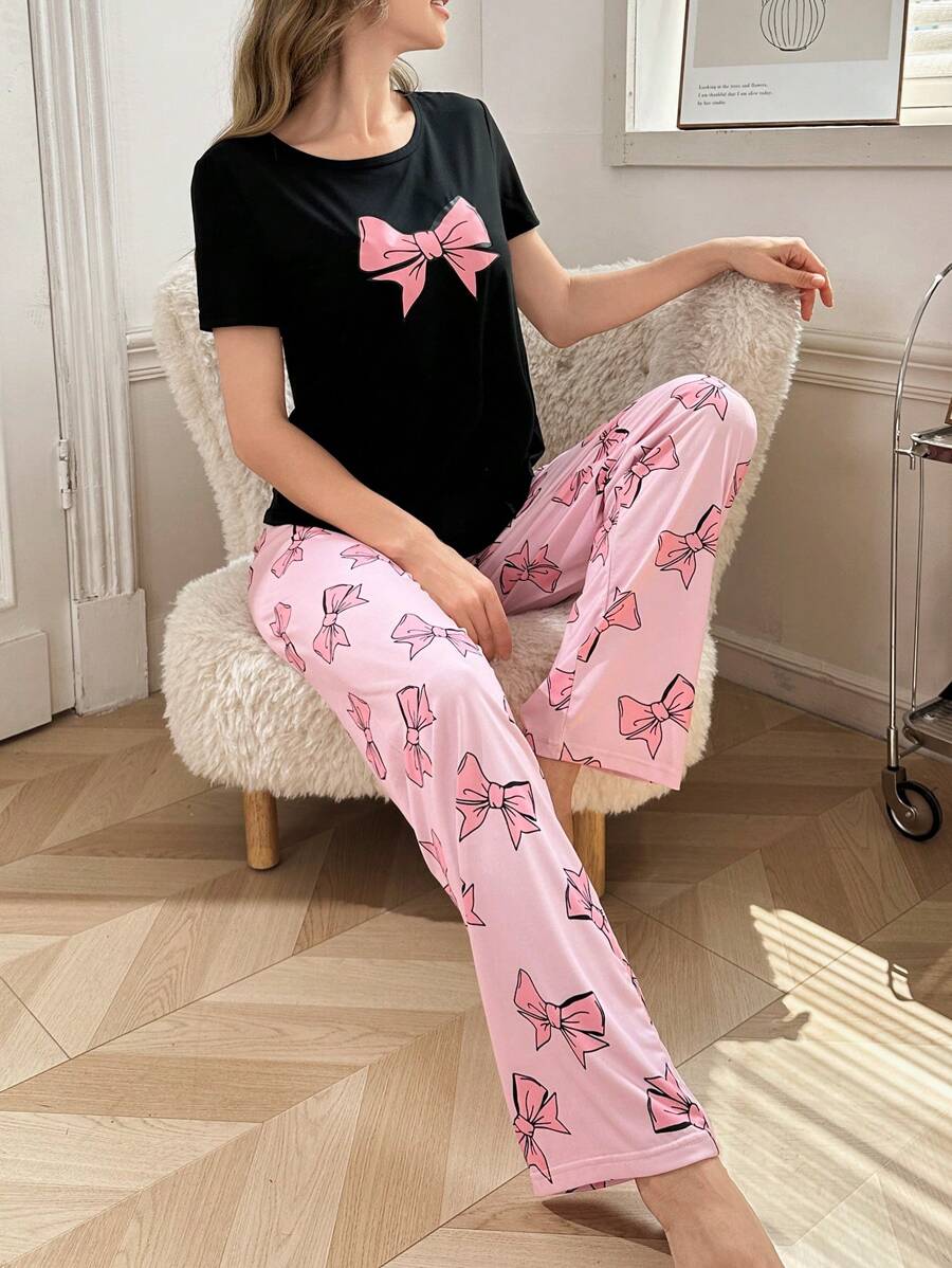 SHEIN طقم بيجامة بأكمام قصيرة بطباعة فيونكة وبنطلون طويل