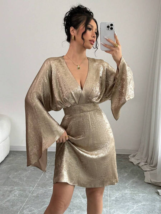 SHEIN Elenzga فستان ذهبي قصير بأكمام غير متماثلة