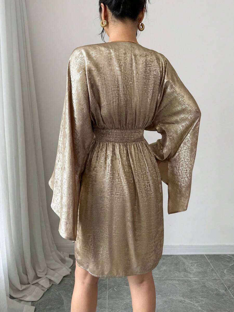 SHEIN Elenzga فستان ذهبي قصير بأكمام غير متماثلة