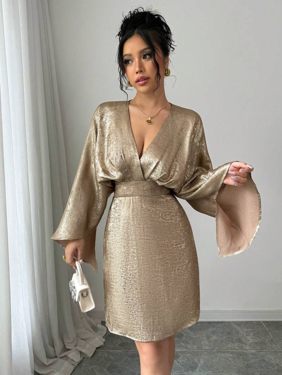 SHEIN Elenzga فستان ذهبي قصير بأكمام غير متماثلة