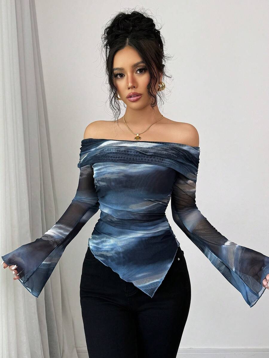 SHEIN Elenzga تي شيرت نسائي بياقة منحرفة وأكمام طويلة بطبعات جرافيك