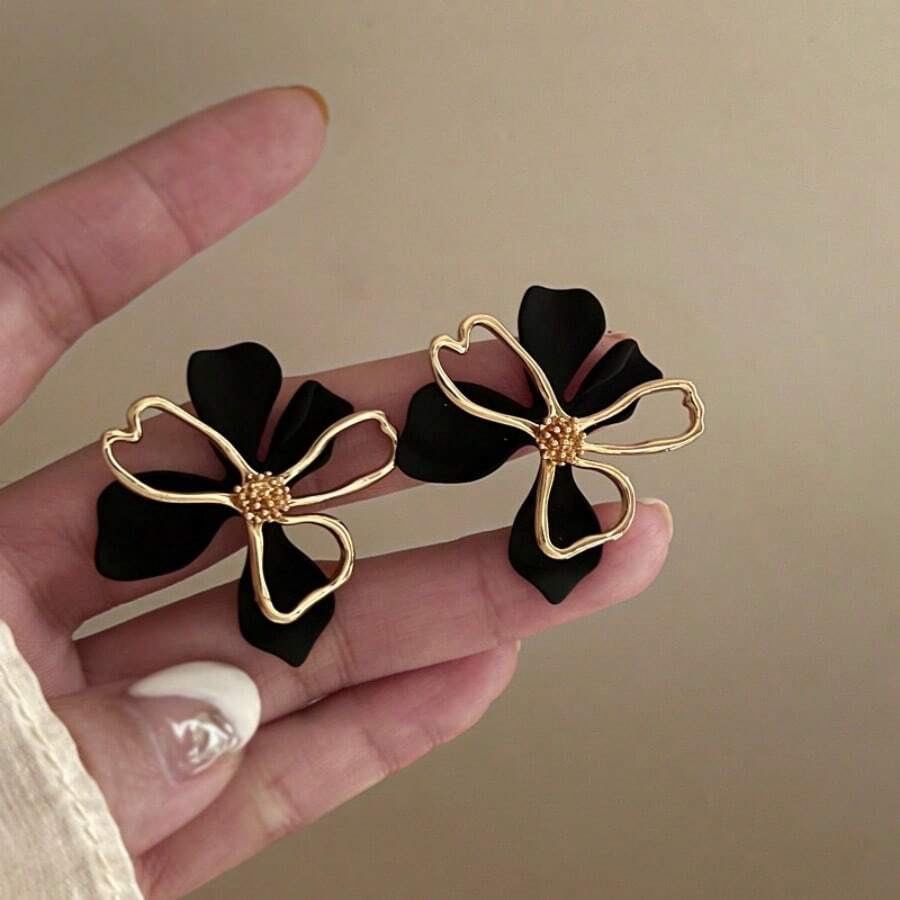 SHEIN Andkiss زوج أقراط بتصميم أزهار أنيقة