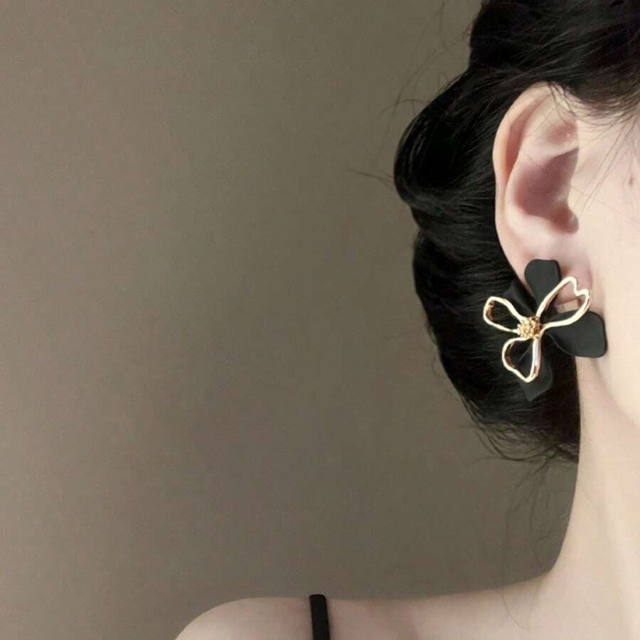 SHEIN Andkiss زوج أقراط بتصميم أزهار أنيقة