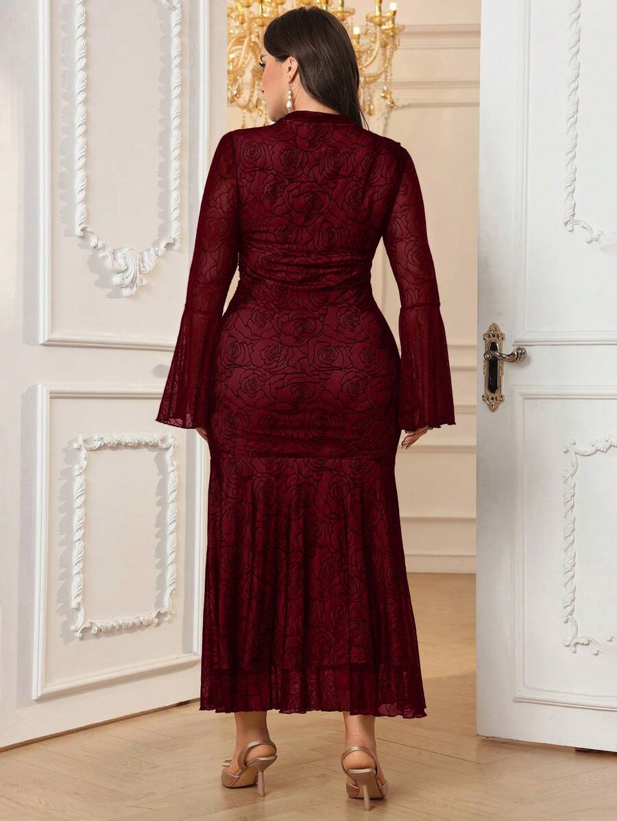 SHEIN Modelyn فستان طويل من التفتا مطرز بأكمام واسعة بتصميم مزدوج الذيل