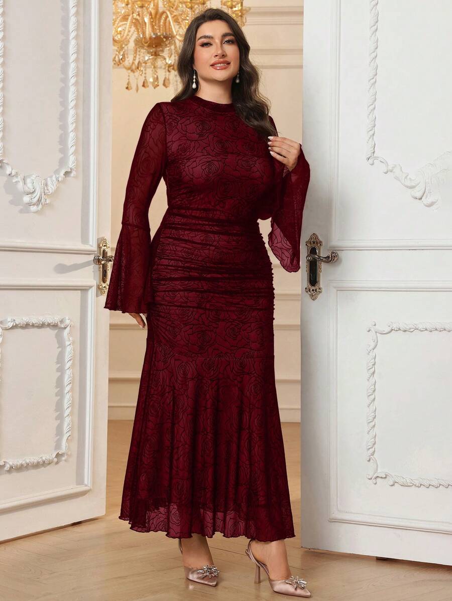 SHEIN Modelyn فستان طويل من التفتا مطرز بأكمام واسعة بتصميم مزدوج الذيل