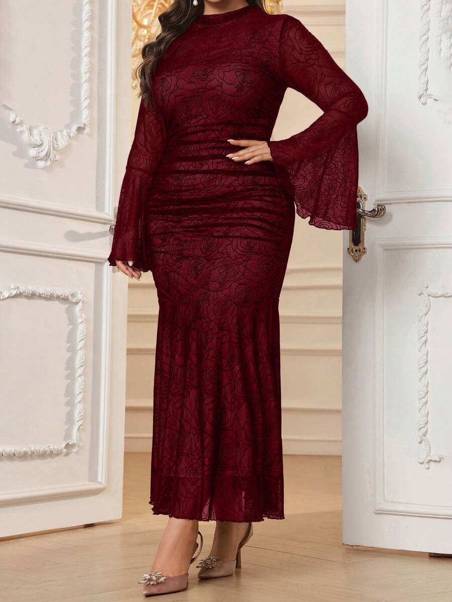 SHEIN Modelyn فستان طويل من التفتا مطرز بأكمام واسعة بتصميم مزدوج الذيل