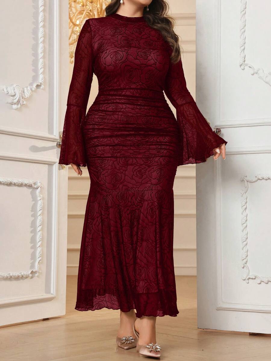 SHEIN Modelyn فستان طويل من التفتا مطرز بأكمام واسعة بتصميم مزدوج الذيل