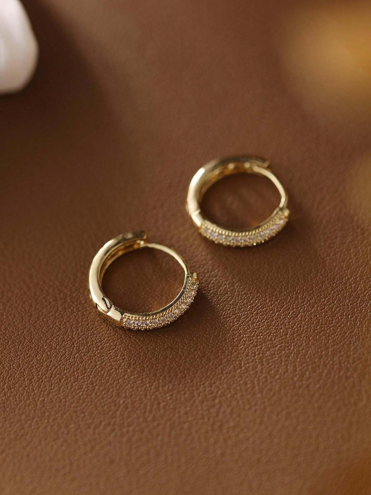 SHEIN زوج من الأقراط الدائرية الذهبية المطلية بالنحاس