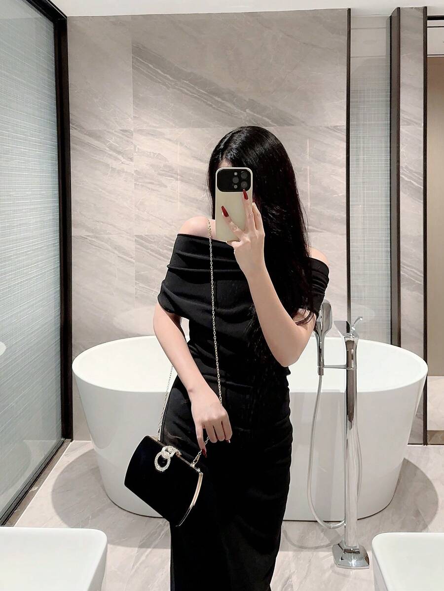 SHEIN حقيبة سهرة سوداء مربعة مخملية مزينة بالرينستون